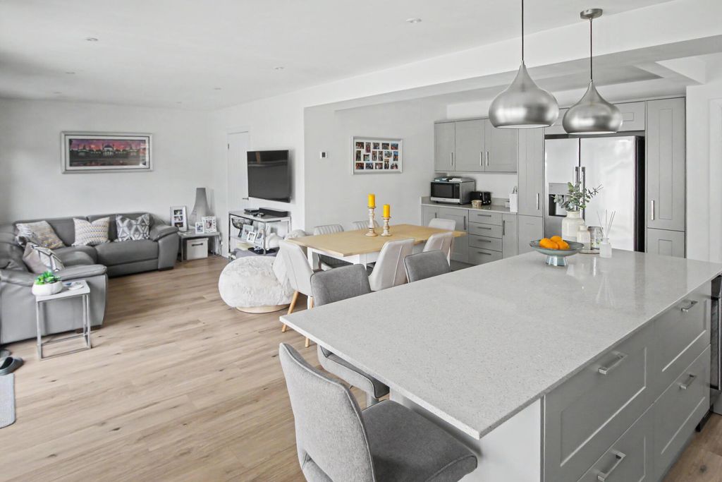 Property photo 3 of 17 Alfriston Road - Kitchen Overview