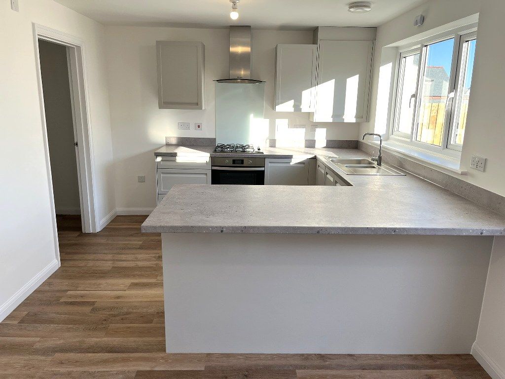 Property photo 3 of 11 Kitchen