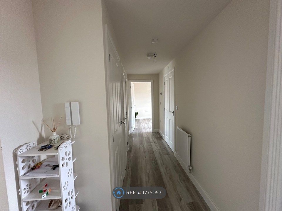 Property photo 3 of 7 Hallway