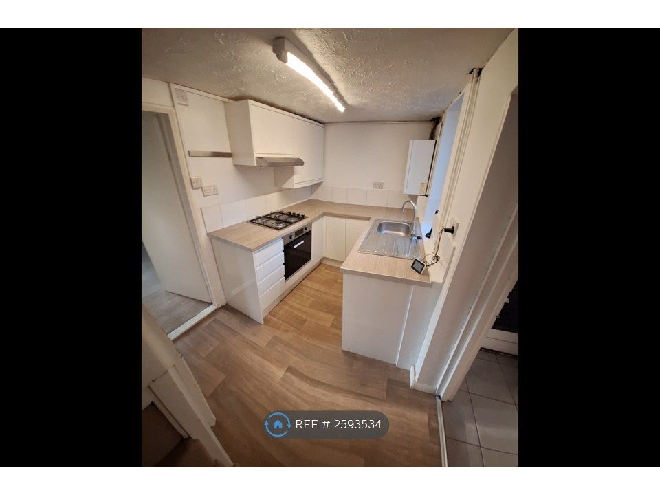 Property photo 3 of 11 Kitchen