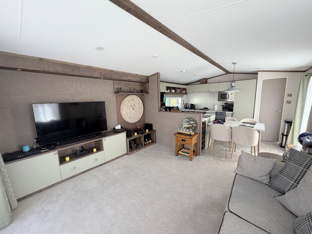 Property photo 3 of 10 Lounge