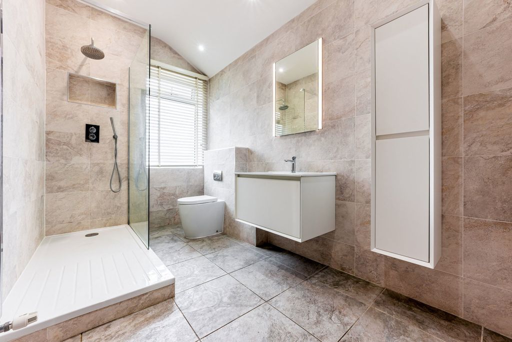 Property photo 2 of 31