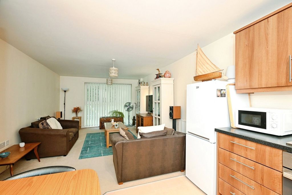 Property photo 3 of 10 Kitchen/Lounge