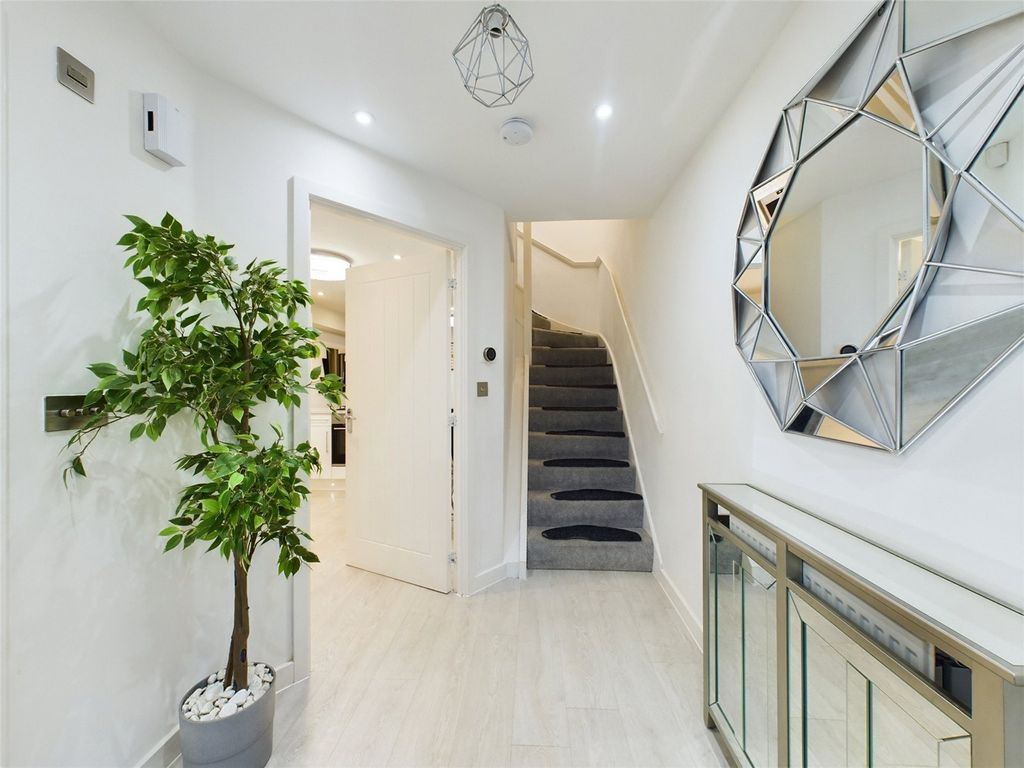 Property photo 2 of 18 Hallway