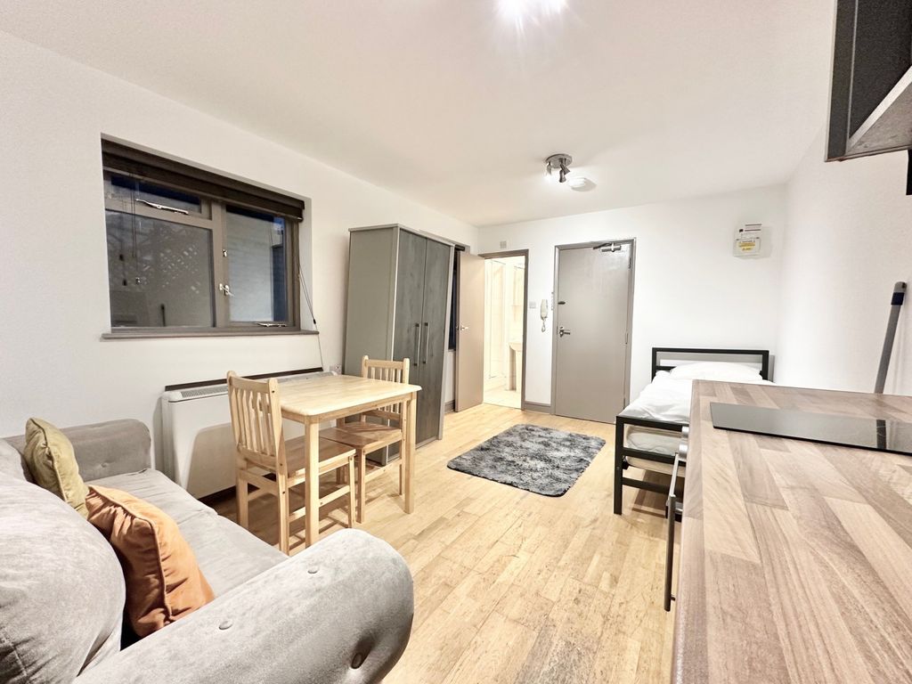 Property photo 1 of 8 Studio Flat For Rent