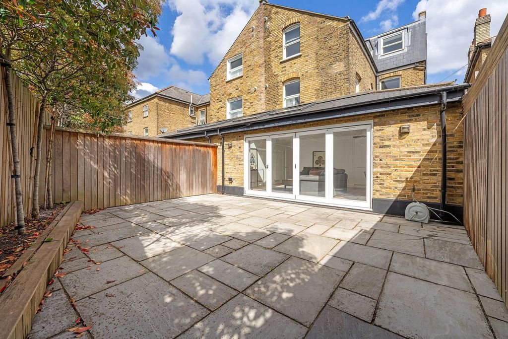 Property photo 3 of 17 Garden (3).Jpg