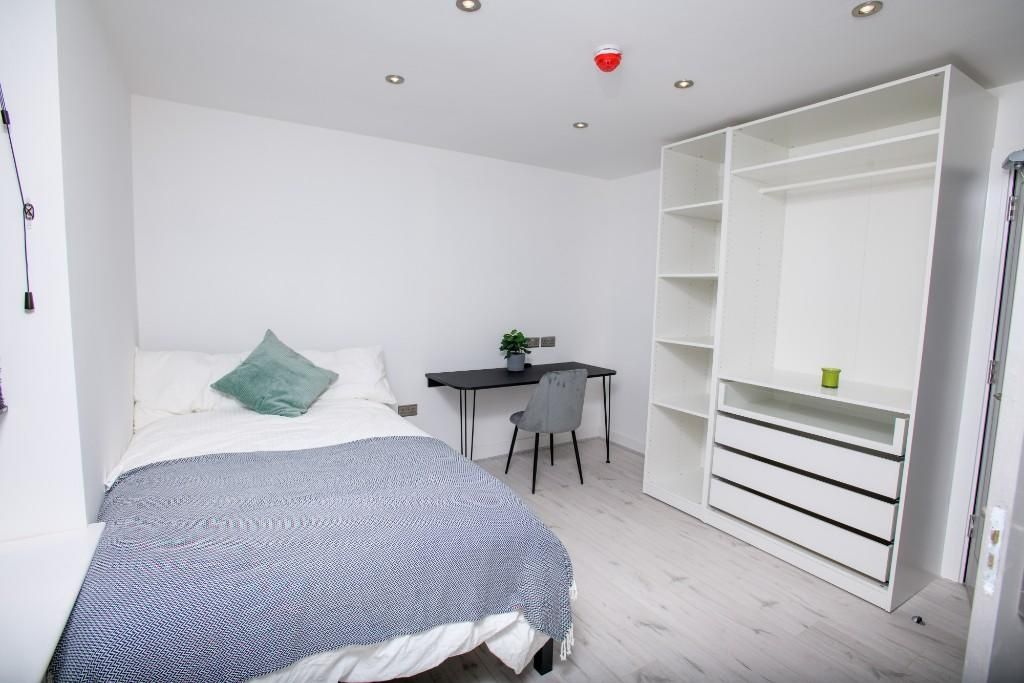 Property photo 3 of 12 A Bright And Spacious Master Bedroom Featuring A c...