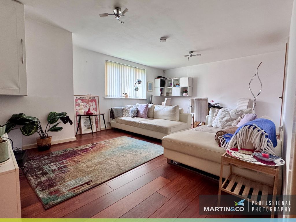 Property photo 3 of 5 Clos Dewi Sant Living Room