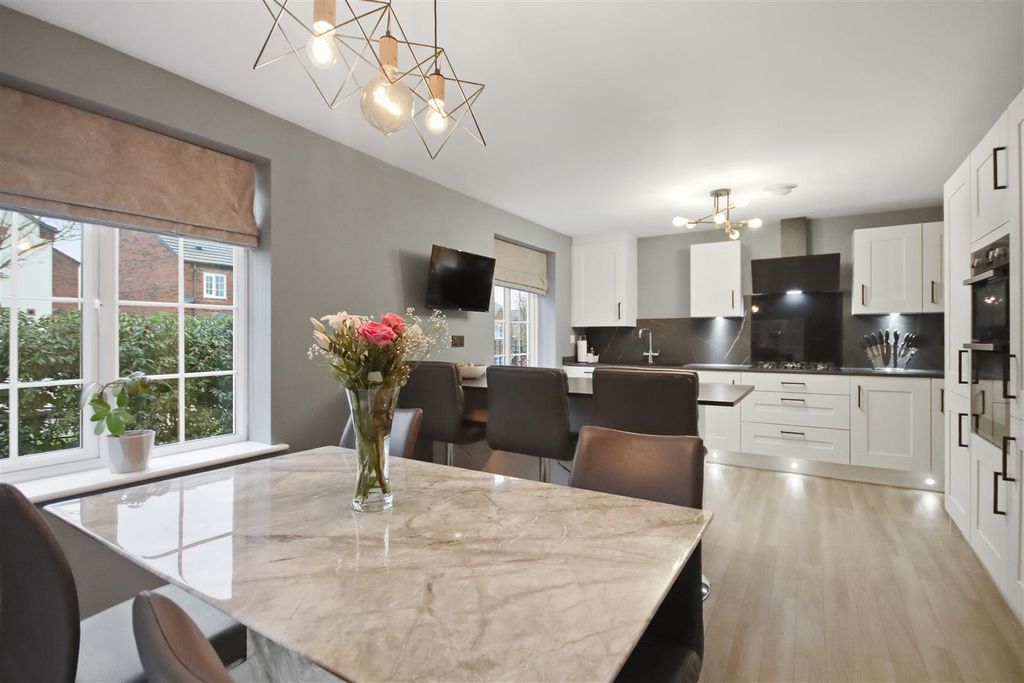 Property photo 3 of 19 Dining Kitchen