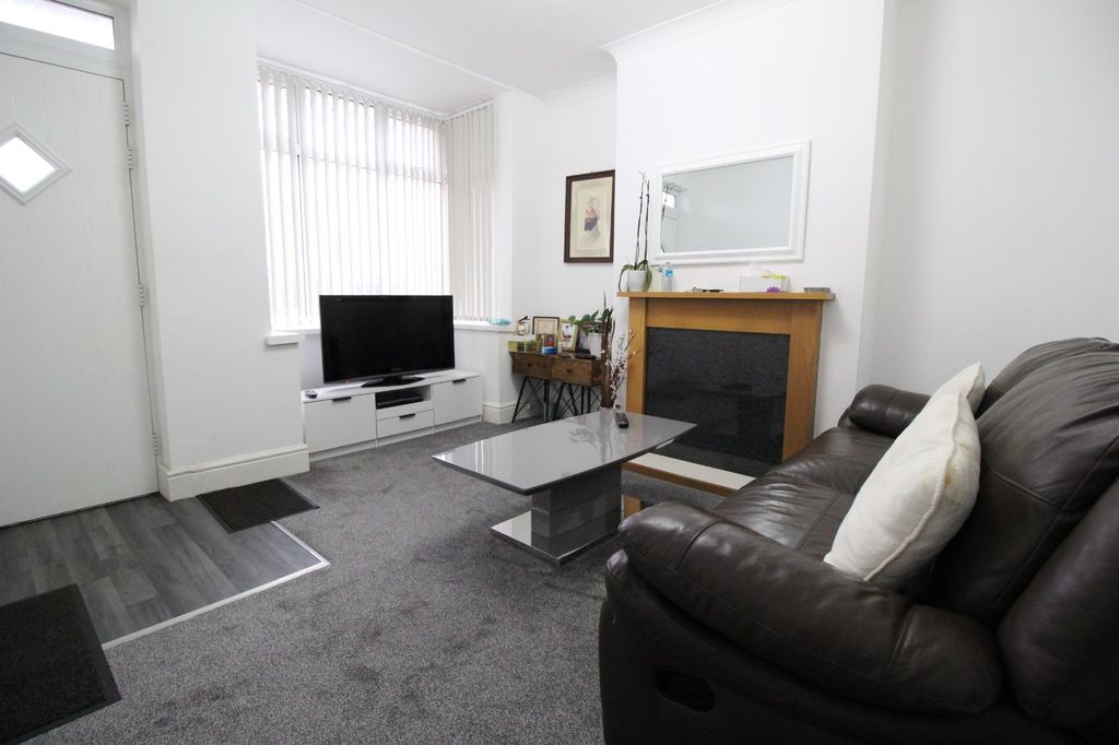 Property photo 2 of 17 Lounge