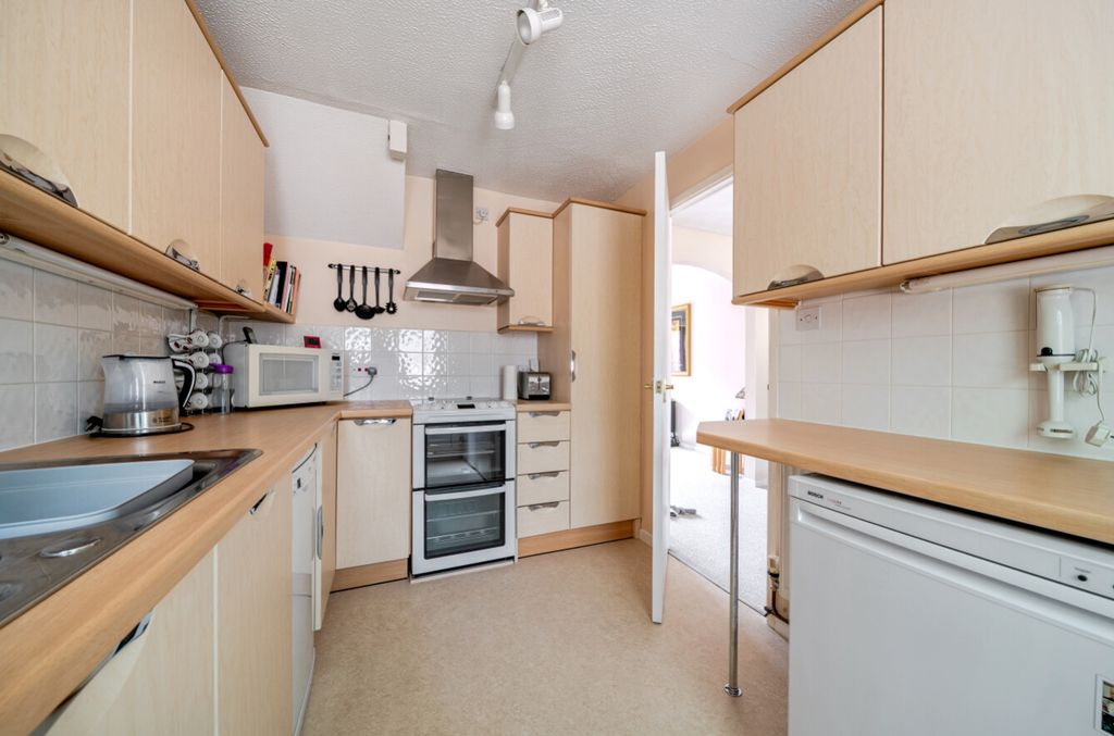 Property photo 2 of 21 11-681A159725F00-1286220-Arw-11