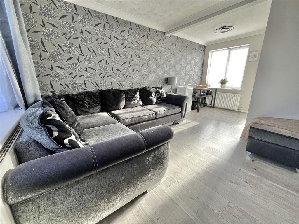 Property photo 2 of 11 Lounge