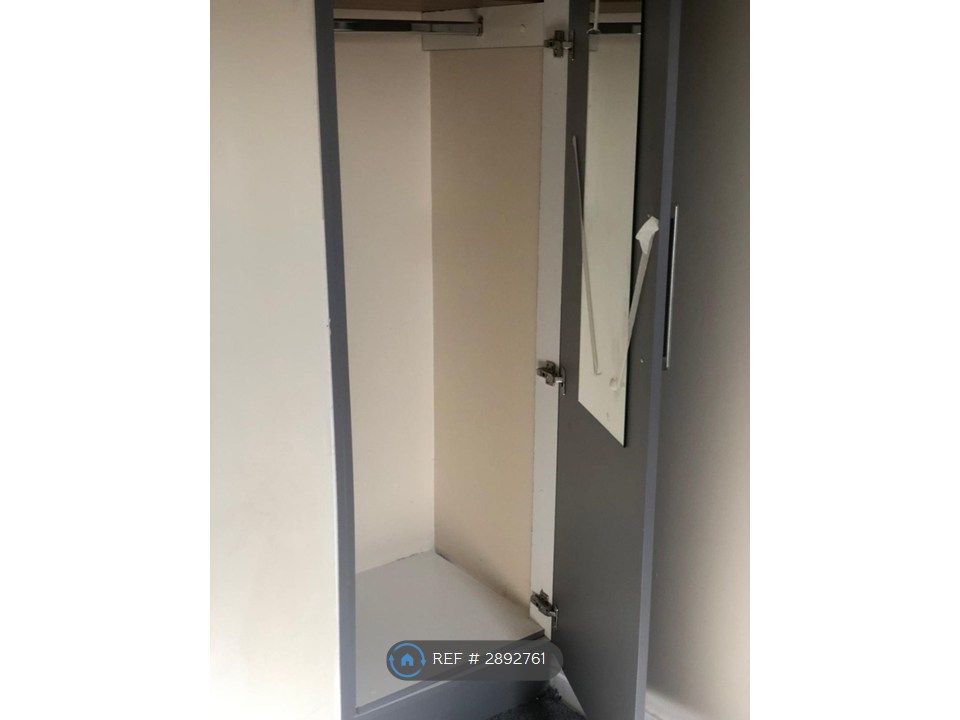 Property photo 2 of 7 Wardrobe