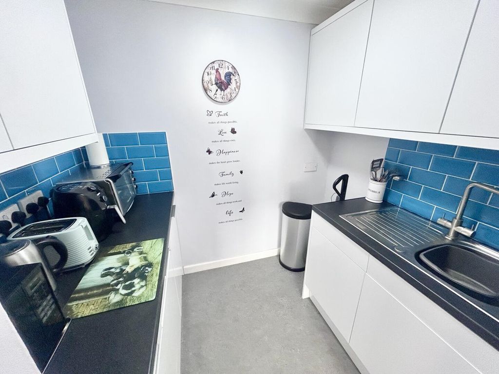 Property photo 3 of 9 Kitchen