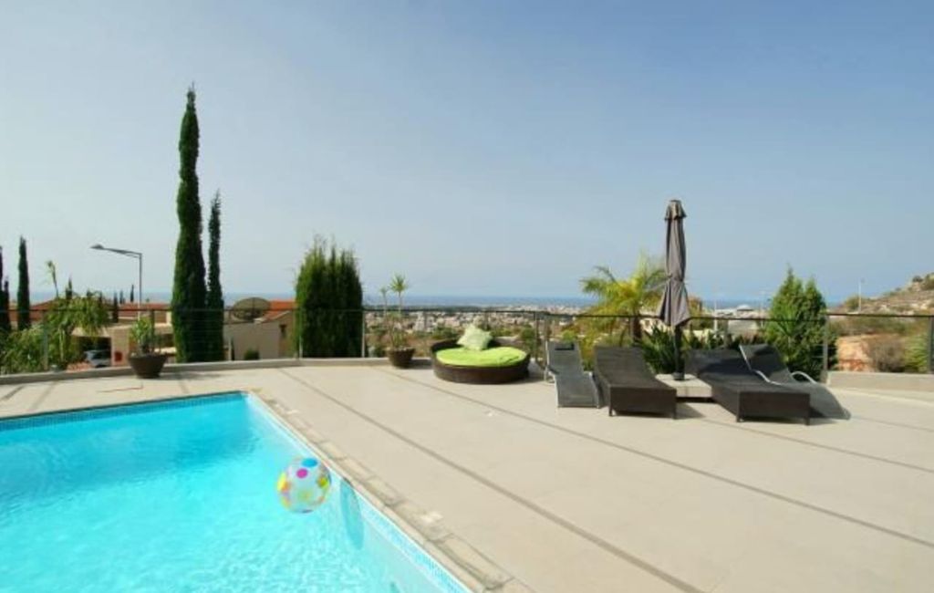 Property photo 3 of 18