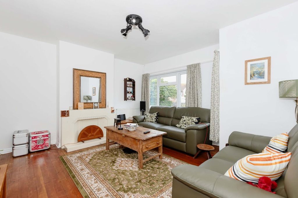Property photo 2 of 18 Freshbrook Rd_8.Jpg