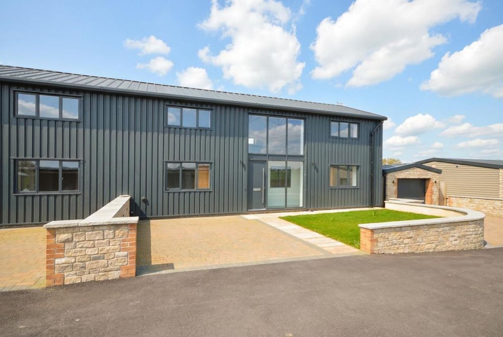 Property photo 1 of 21 Outside