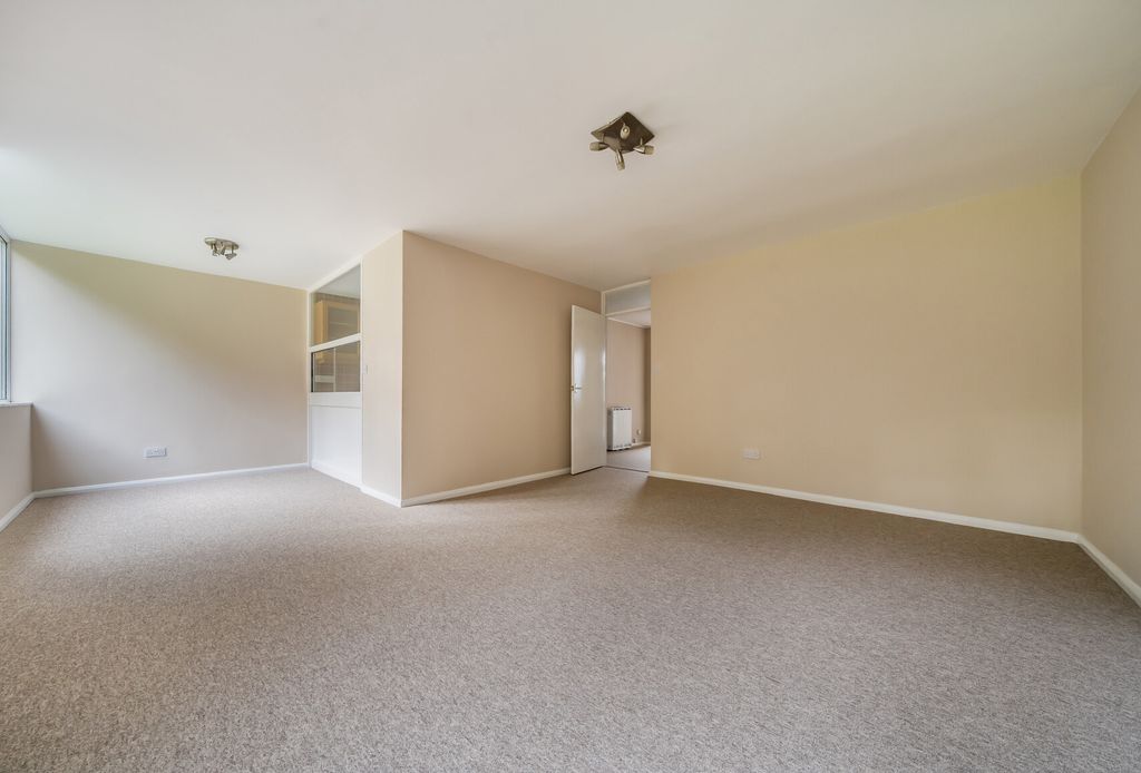 Property photo 2 of 12 1376299-11-690B3d...