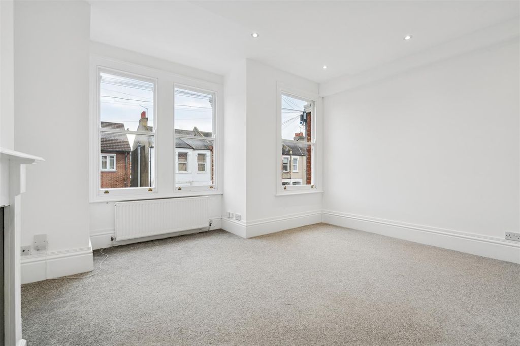 Property photo 1 of 11 Fff 33 Himley Road Sw17  Reception 2.Jpg
