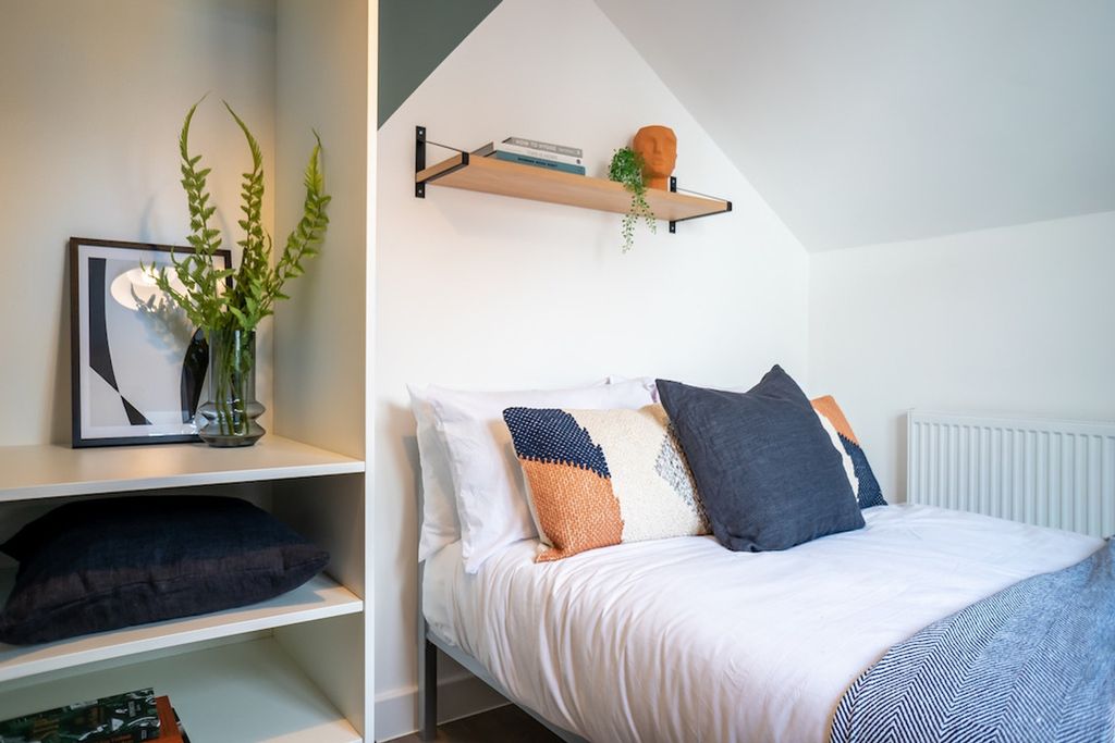 Property photo 3 of 6 A Stylish And Inviting Double Bedroom Perfect For ...