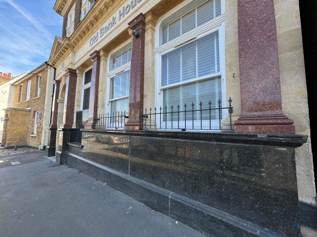 Property photo 1 of 10 Large 2 Bedroom 1st Floor Flat