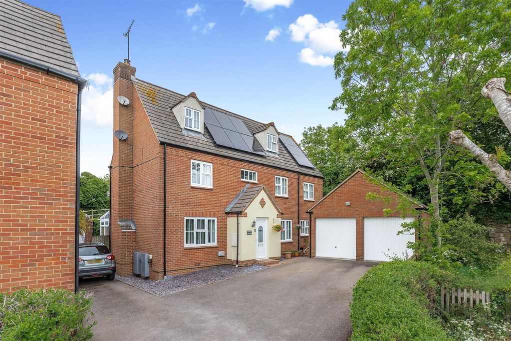Property photo 1 of 22 3 Walsingham Close, Bloxham-1.Jpg