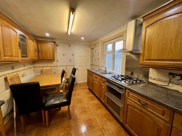 Property photo 2 of 10 Kitchen