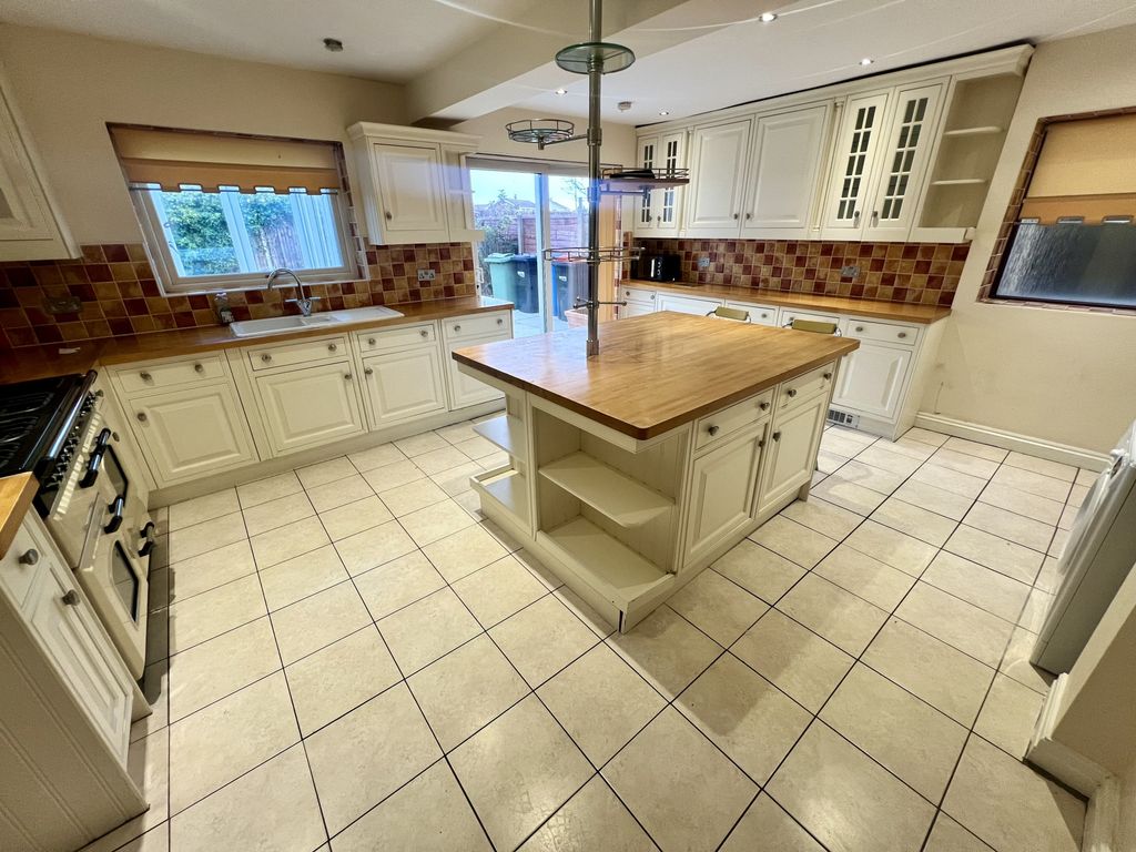 Additional image 5 of 4 bed detached house for salePrinces Way, Fleetwood FY7