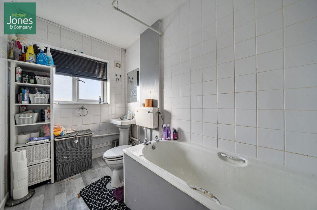 Property photo 2 of 8 Bathroom