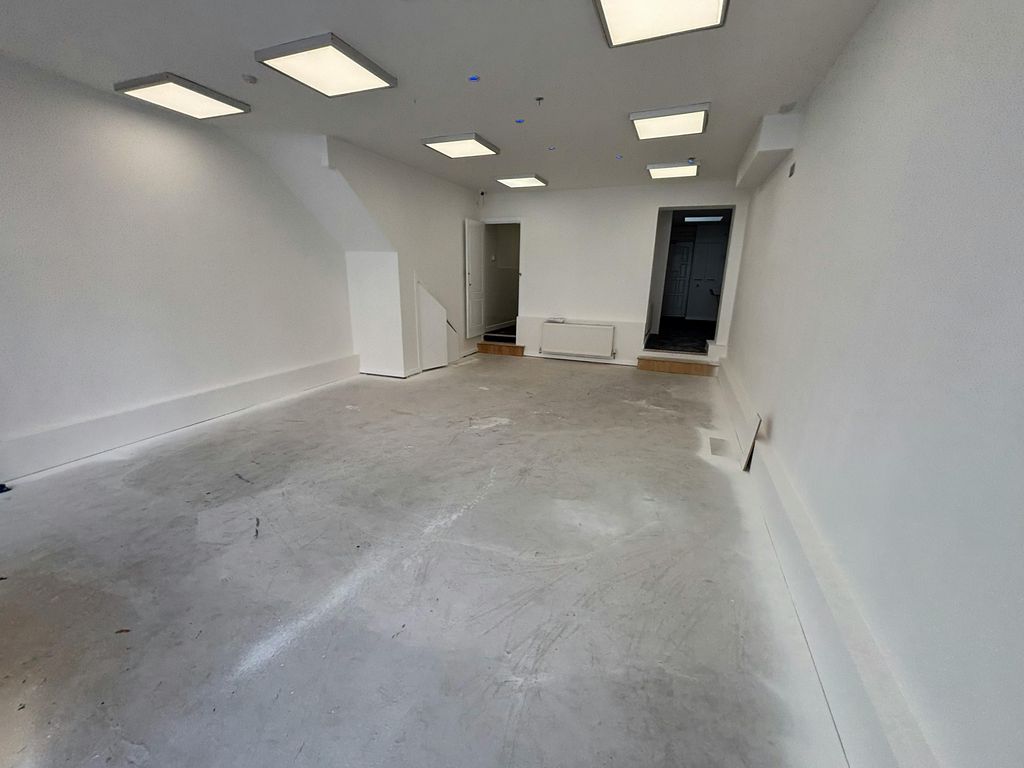 Property photo 2 of 5 275 Charminsterd Rd -5.Jpg