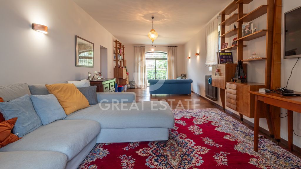 Property photo 2 of 42 Interiors