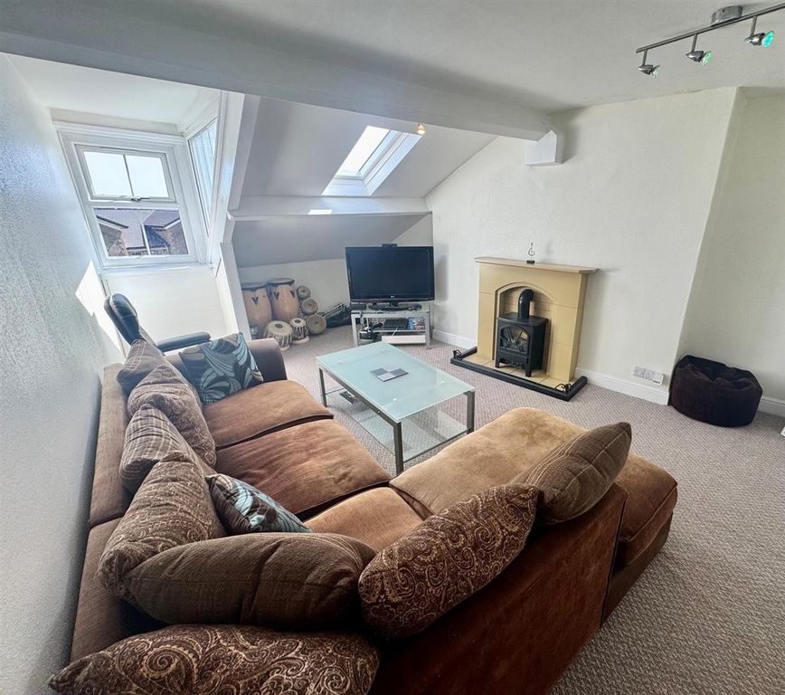 Property photo 2 of 16 Lounge.Jpg