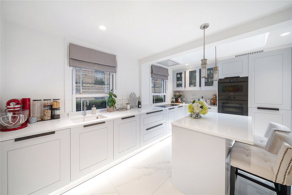 Property photo 2 of 11 Kitchen