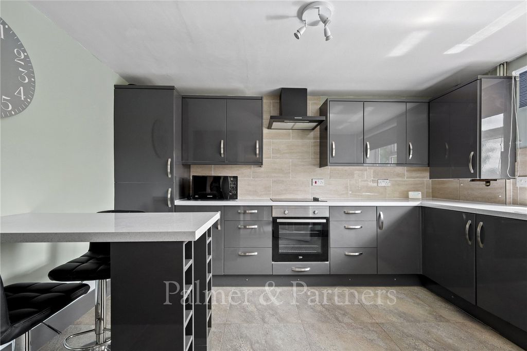 Property photo 1 of 11 Kitchen