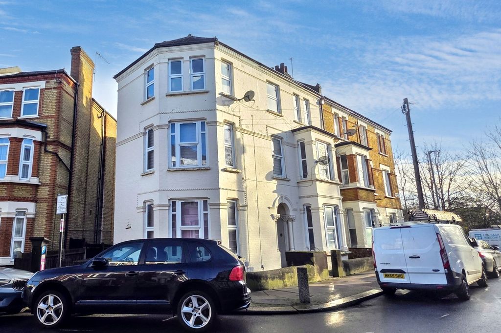 Property photo 1 of 23 Flat 3, 59 Strathblaine Road, Battersea, London, Sw11 1Rg