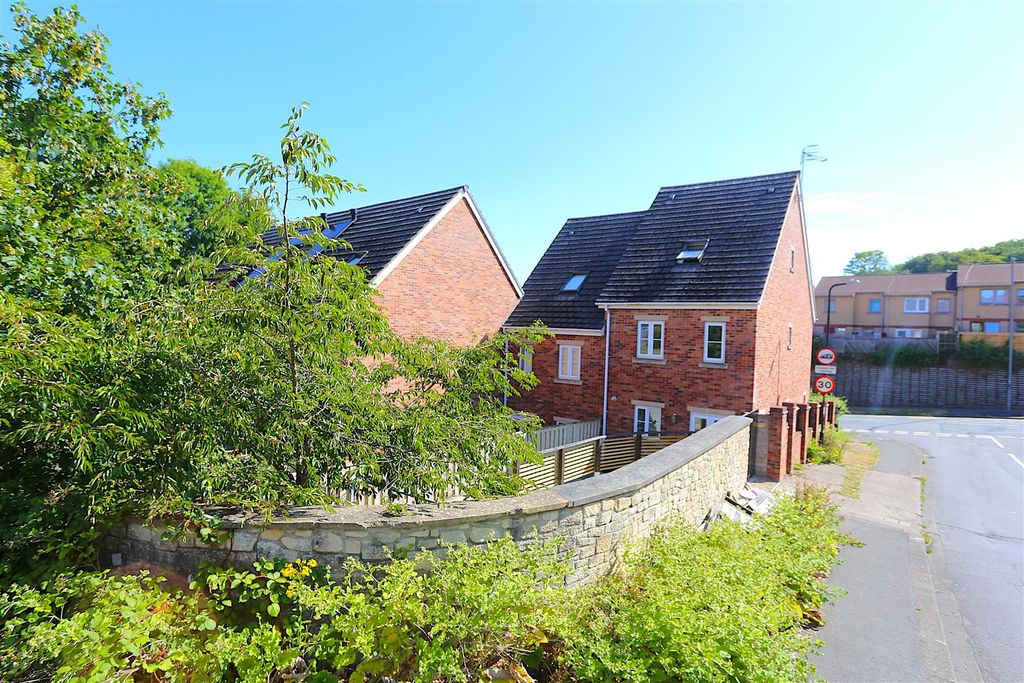 Property photo 2 of 20