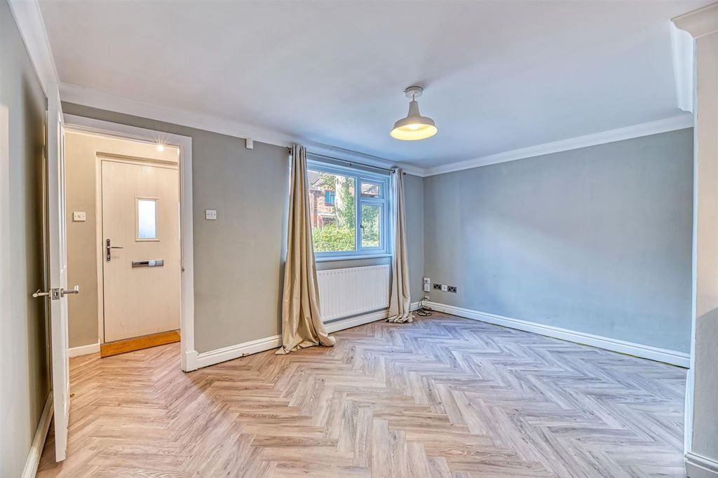 Property photo 2 of 8 Lounge