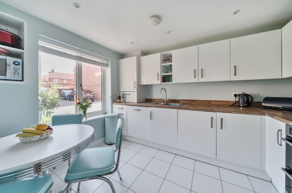 Property photo 3 of 23 1325540-3-687A768...
