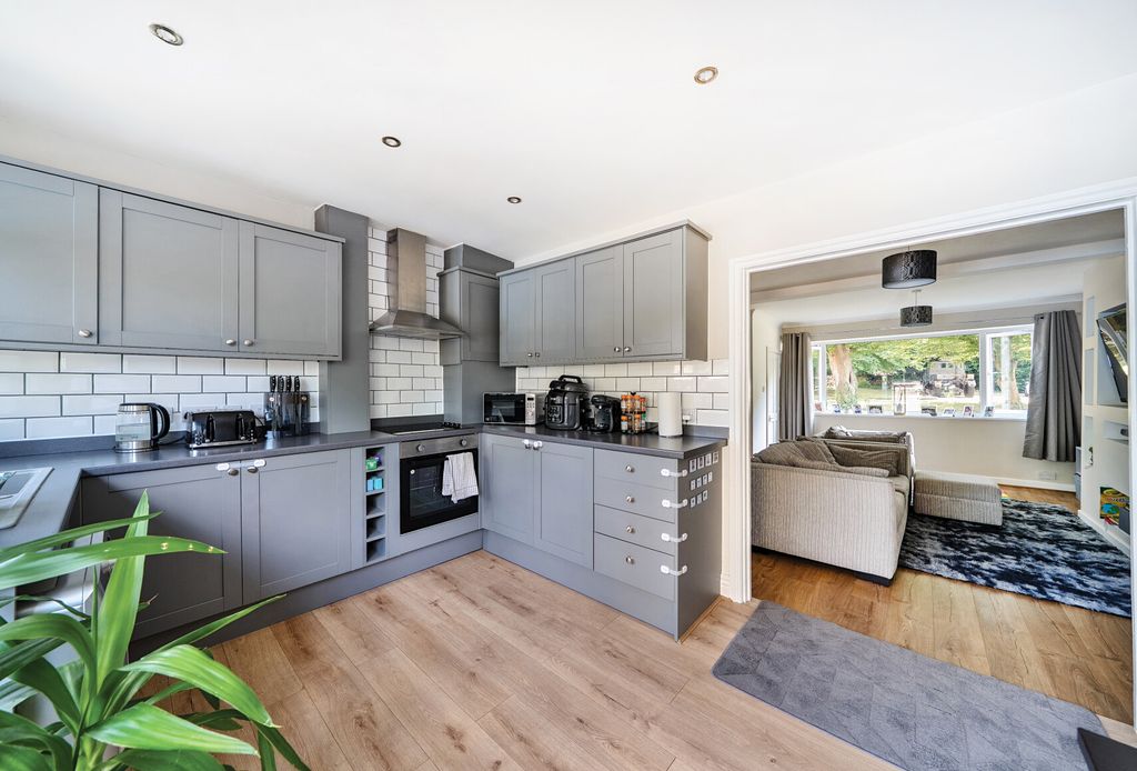 Property photo 1 of 11 1313897-4-6862876...