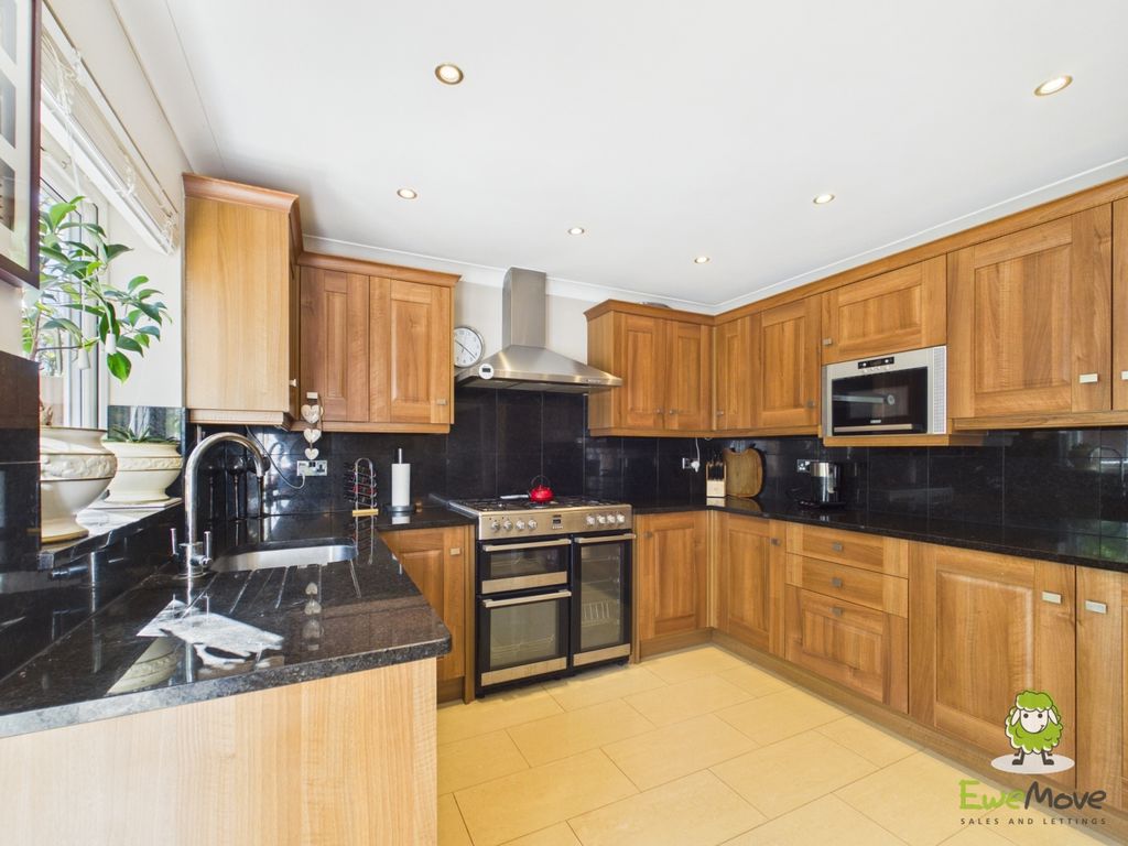 Property photo 3 of 35 Ewemove Estate Agents Basingstoke - 12 Springfield