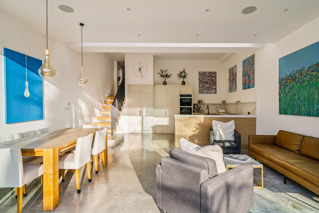 Property photo 1 of 25