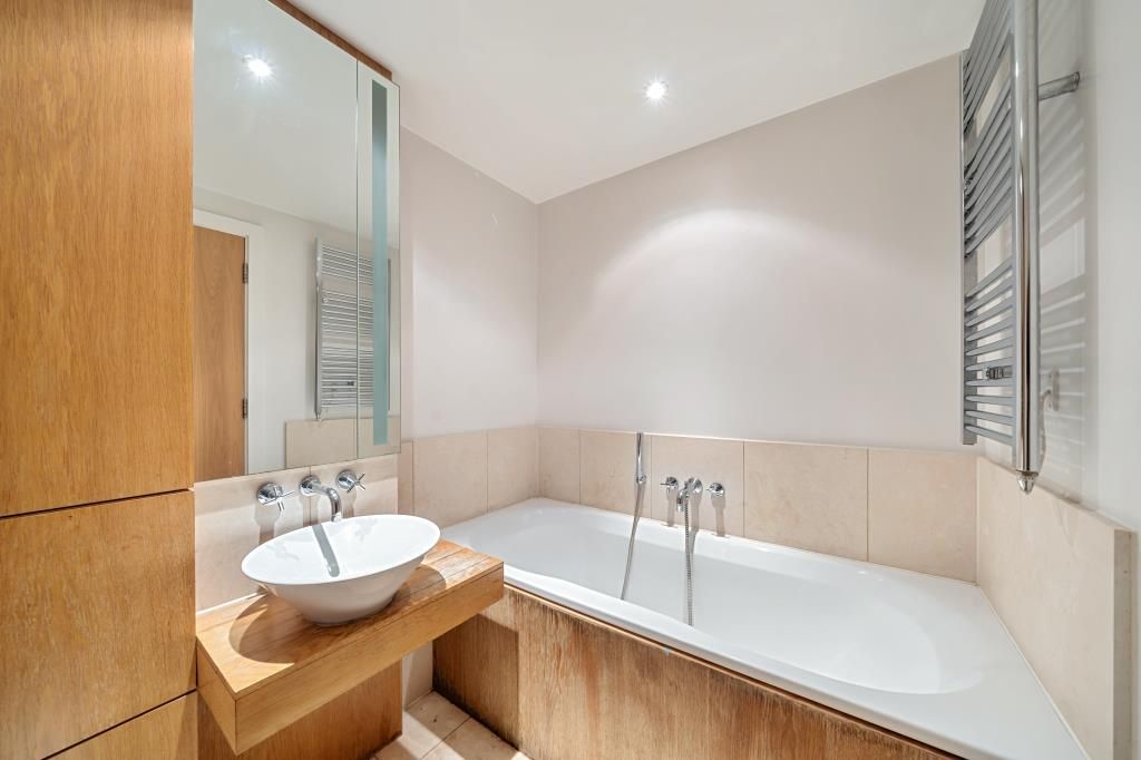 Property photo 2 of 12 Bathroom