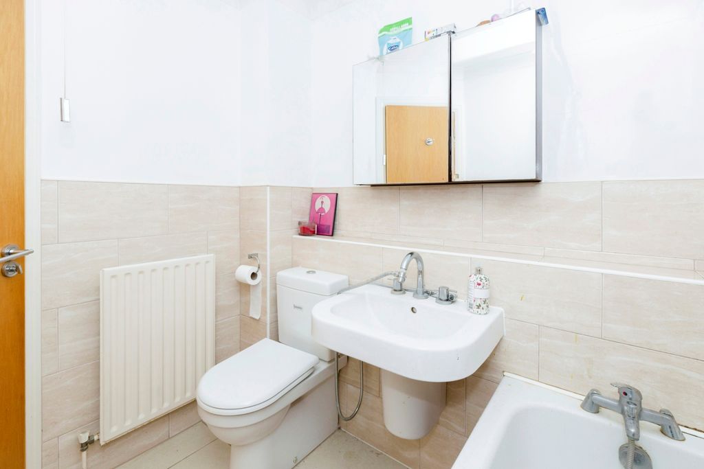 Property photo 3 of 10 Bathroom
