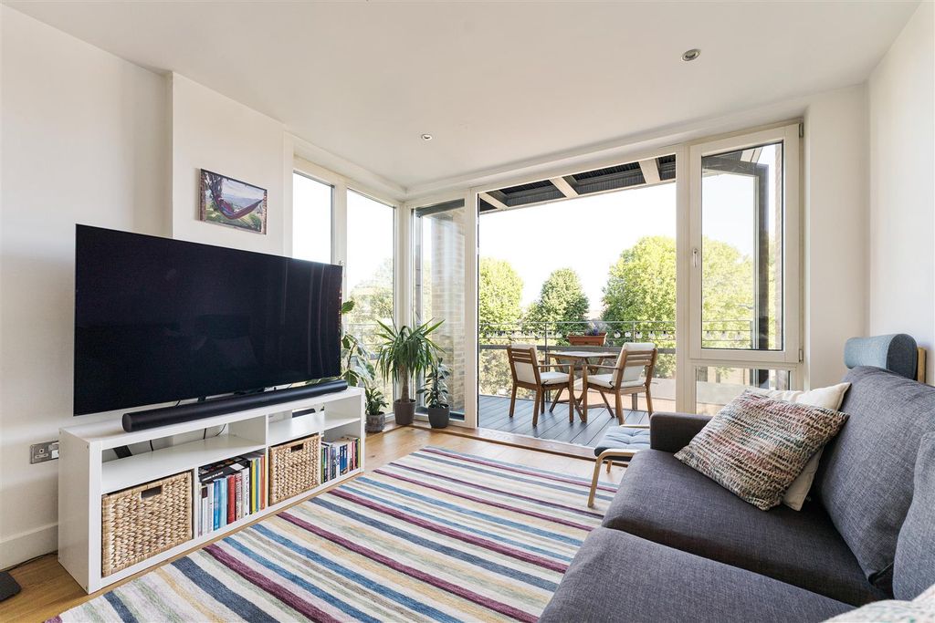 Property photo 2 of 33 Lee Street, E8