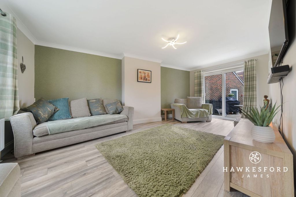 Property photo 2 of 17 School Lane, Iwade - Lounge