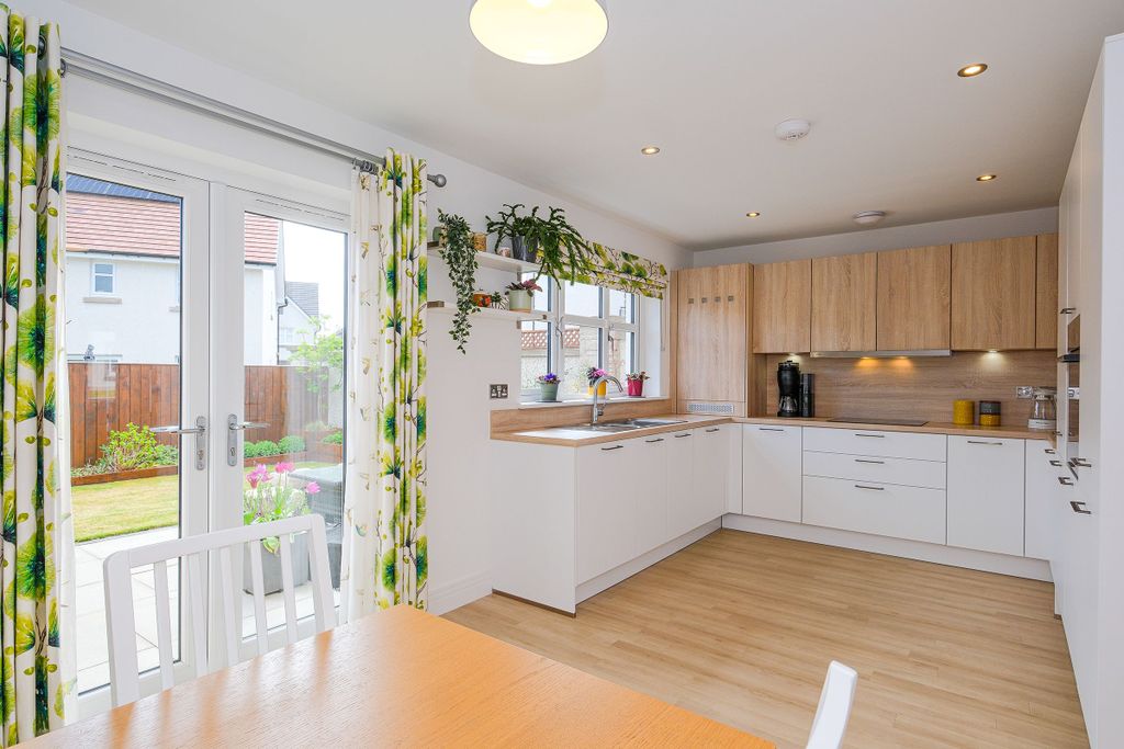 Property photo 3 of 28 Dining Kitchen