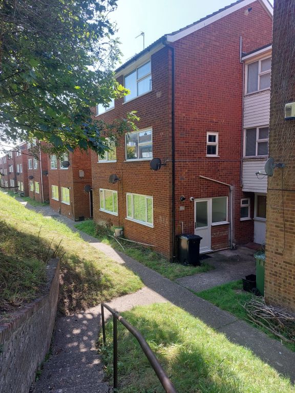 Property photo 1 of 10 Comfortable 3-Bed House Share With Garden In Luton