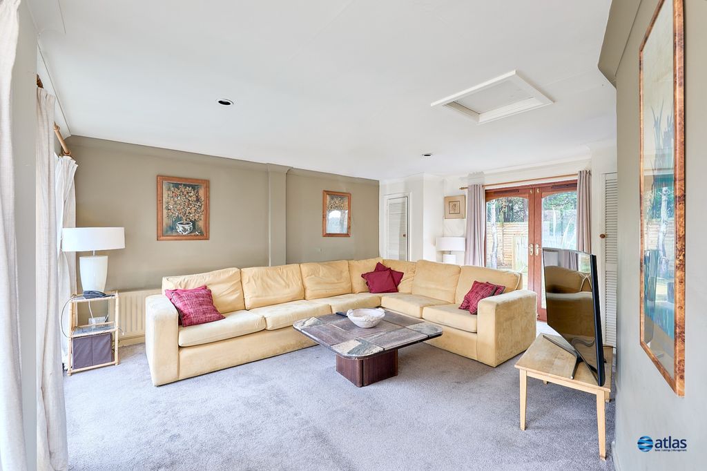 Property photo 3 of 25 Lounge