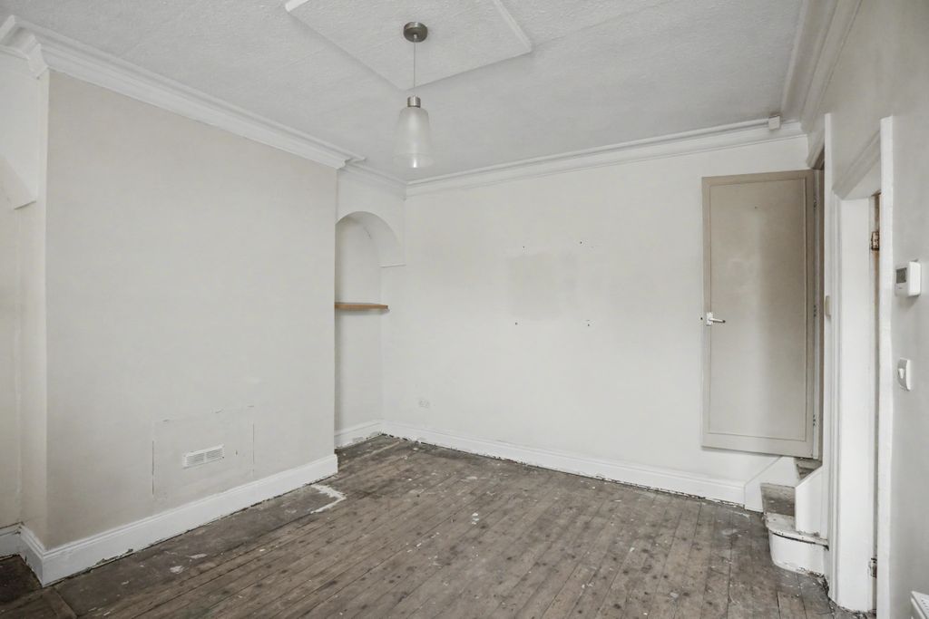 Property photo 3 of 13 6 Ashton Avenue, Harehills, Leeds, West Yorkshire, Ls8 5Bx