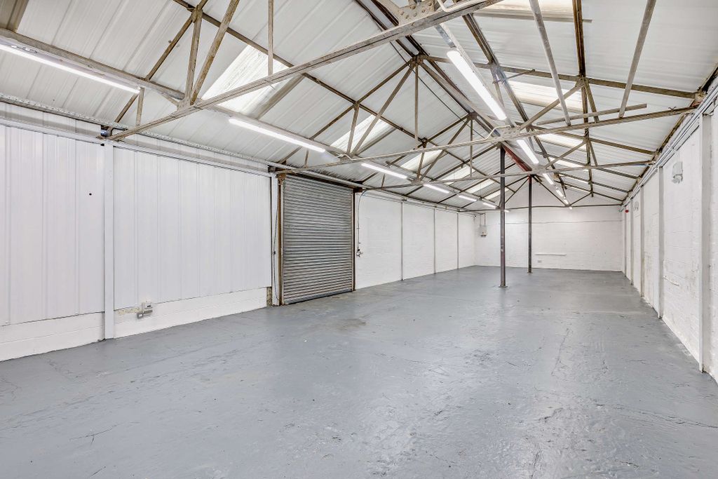 Property photo 3 of 14 8683490-Interior01-800